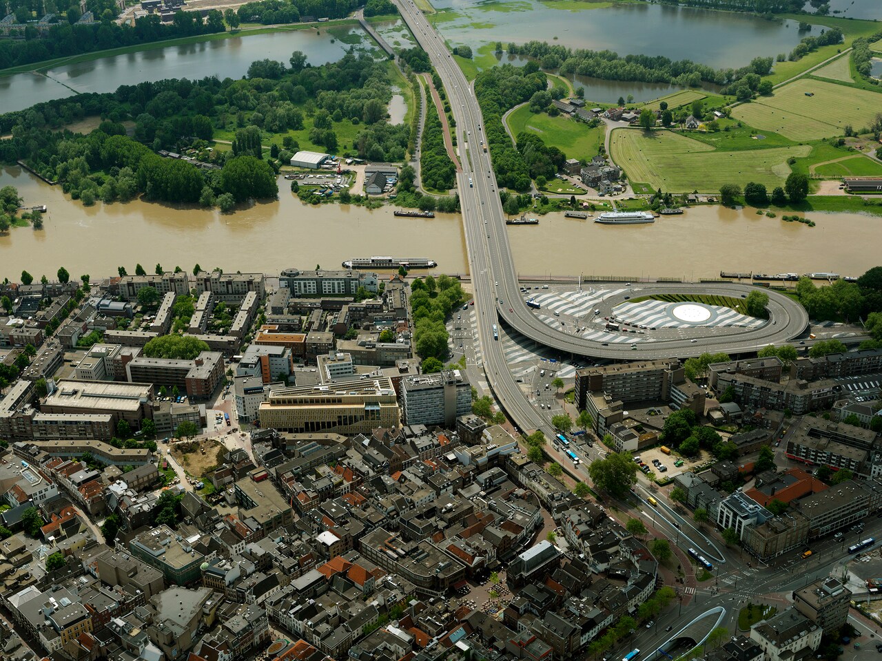 Arnhem gaat schulden van de armsten aflossen: ‘Deze mensen moeten weer de ruimte krijgen om hun leven te verbeteren’ (Trouw)