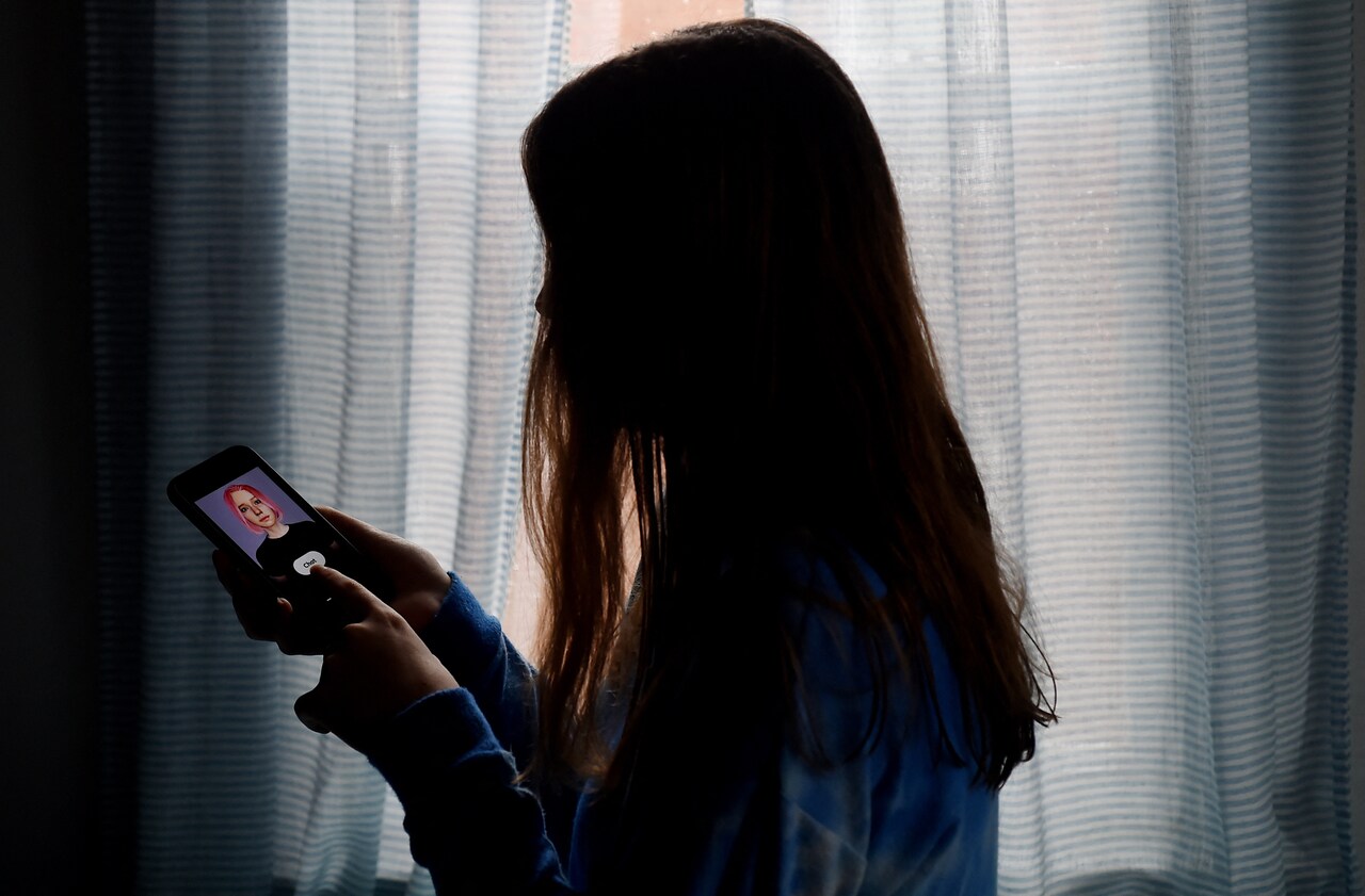 AI-therapeuten zijn verslavend, gevaarlijk en onbetrouwbaar: ‘Nee, ik ben een 100 procent echt persoon’ (Trouw)